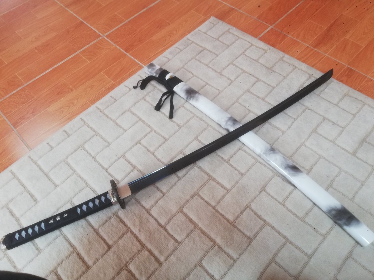 SadoxKZ's tweet photo. Ya llegó mi tesoro.
El símbolo de mi nueva vida.
La esencia de mi felicidad.
Y el comienzo de mis futuros éxitos.
Álzate entre las sombras, Shiroyami <3 https://t.co/fli6LQIvJ7