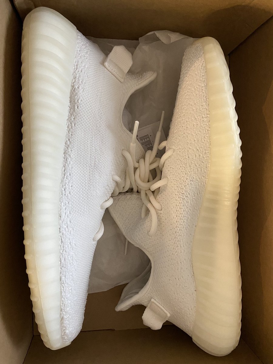 SoleSelekt's tweet photo. Straight 🔥 
🛍 Yeezy 350 V2 Cream/triple White 
💷 £260 GBP 
✅ UK Size 11 / US 11.5
🌍 International Shipping available 

#YEEZYDAY #yeezy #yeezyday2021 #yeezymafia #KanyeWest #Sneakers #sneakerhead https://t.co/DNRIgTTUfH
