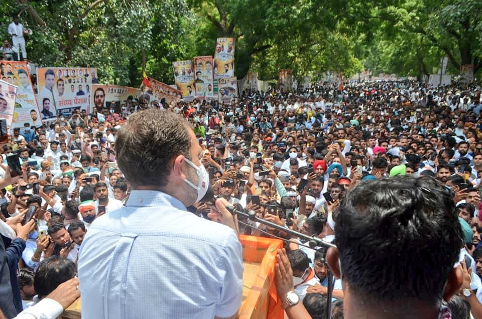 varadmardolkar's tweet photo. Participated in #SansadGherao organised by @IYC on issues of #unemployment, #pegasus, #AntiFarmersBill & #PriceRise outside #parliamenthouse #NewDelhi along with @IYCGoa office bearers @AdvArchitNaik, @DsilvaVivek @saisharoskar, @HimanshuTivrek1 @CabralGlen & Gautam Bhagat. https://t.co/YkjyZUarSt