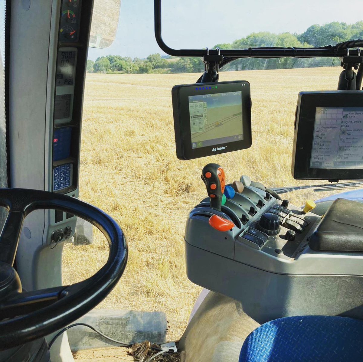 TruLineTech's tweet photo. New Holland T8 installed by Carl with @agleadertech #incommand800 for GPS steering ready for cultivations ๐๐จ๐จ ๐ก #precisionagriculture #farm24 https://t.co/4QEO1STI6d
