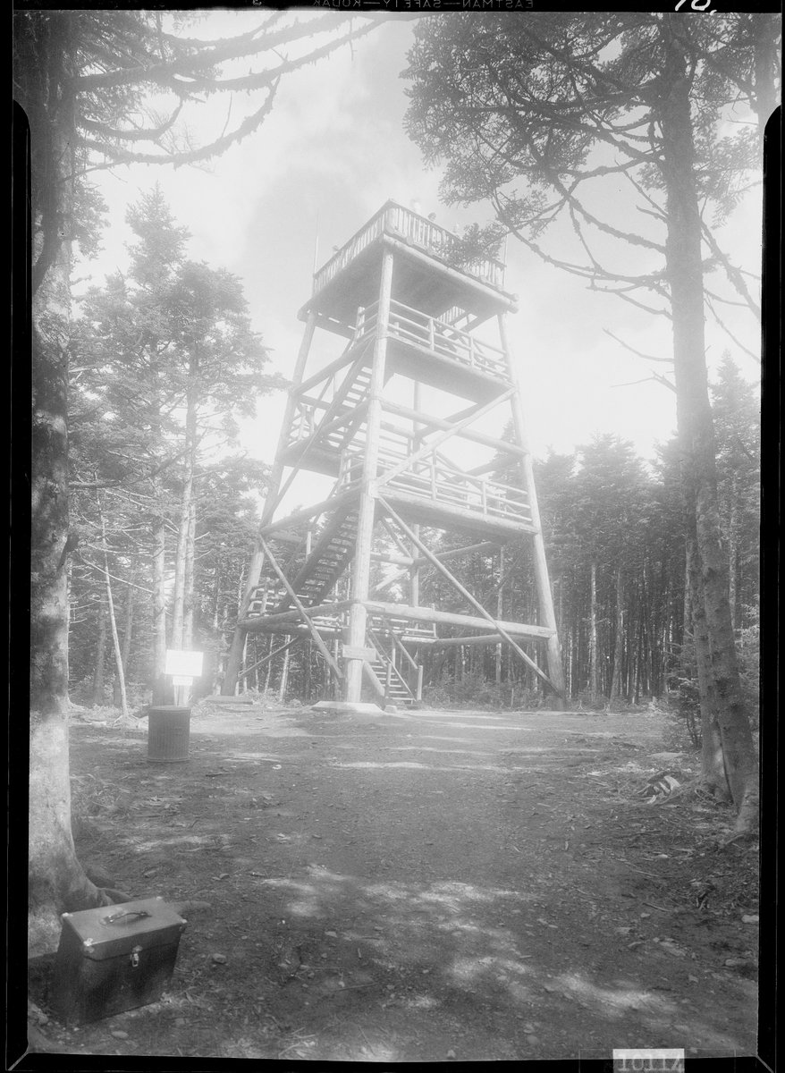 GreatSmokyNPS's tweet photo. As shared last week, the current tower at Clingmans Dome is the 3rd to stand on the mountain. Pictured here is tower #2 out of 3, built by the Civilian Conservation Corps in 1938 and standing until 1950.
Check our Facebook page today to learn more! #ThrowbackThursday
NPS photos https://t.co/c3Yijw8lTT