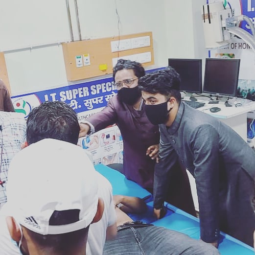 FarhanZuberiAMU's tweet photo. आज JNMCH मे इलाज कराने गए एएमयू स्टूडेंट मुशीर को 10-15 डॉक्टर्स ने बेरहमी से पीटा, मैने वीसी साहब से बात करके मुशीर को एडमिट करवा दिया है और उन्होने भरोसा दिलाया है कि दोषियो पर कार्यवाही होगी, हमने तहरीर दे दी है और हम इस घटना की मज़म्मत करते हैं। https://t.co/yybOgM6o9Z