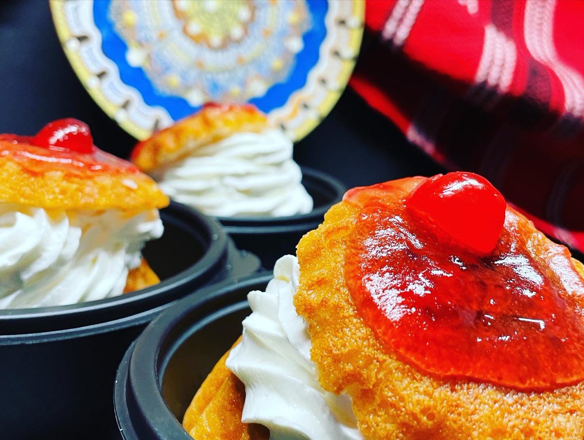 TransylvaniaSaC's tweet photo. Our new Dracula cakes are ready for you starting from tomorrow morning. How beautiful is to start the day with a perfect cake. Good night and don’t let the bugs 🐛 to bite you. #romania #taransylvania #tarditional #transylvaniafoodandcoffee #tranditiiromanesti #draculacakes https://t.co/M0vEvcNv4l