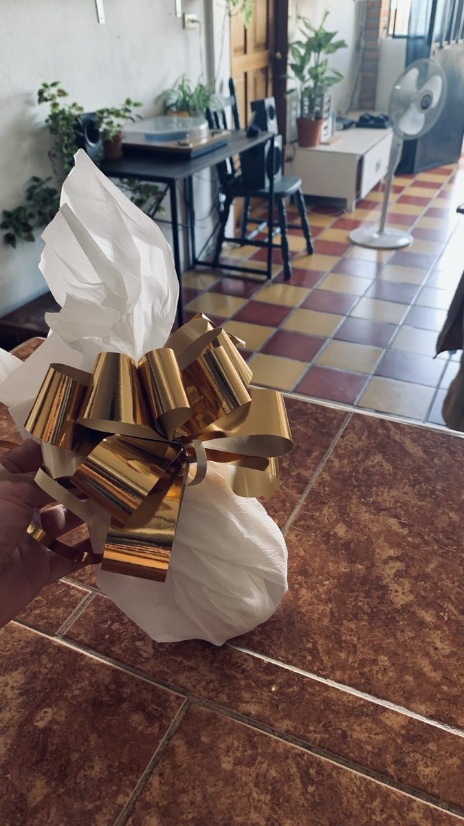 pepecmpx's tweet photo. La neta, no se envolver regalos. Me falta ser esa señora. https://t.co/PdLDcP7toP