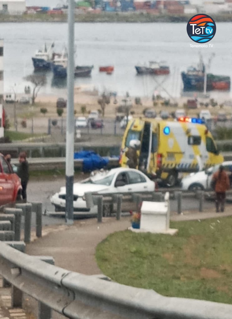 tet_planeta's tweet photo. 🔵 AHORA
COLISIÓN VEHICULAR A ALTA ENERGÍA EN SUBIDA EL PESCADOR. Equipos de emergencias en el lugar. #TALCAHUANO https://t.co/S0ebBQWldm