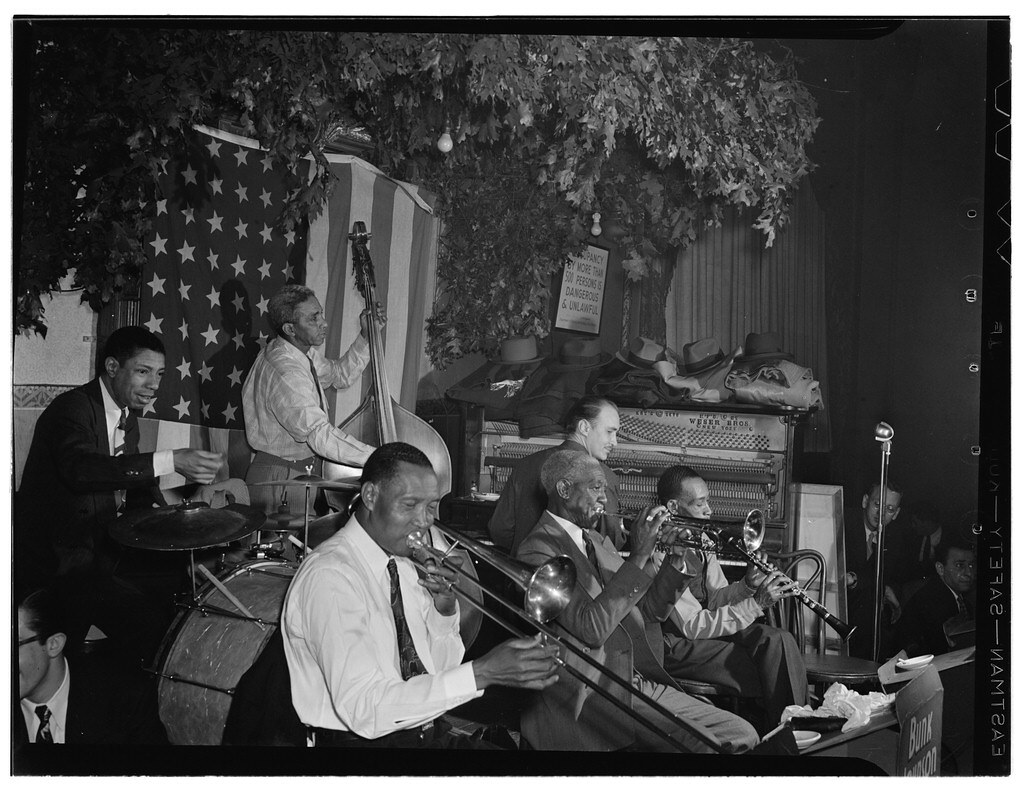JazzSketches's tweet photo. Bunk Johnson, George Lewis, Alcide Pavageau, Kaiser Marshall, Jim Robinson and Don Ewell, Stuyvesant Casino, New York, N.Y., ca. June 1946

📸  William P. Gottlieb

#BunkJohnson #GeorgeLewis #AlcidePavageau #KaiserMarshall #JimRobinson #DonEwell #Jazz #JazzSketches https://t.co/hsfaiNvxpx