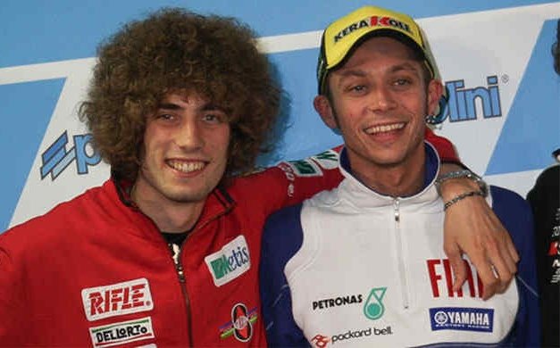 DJBambiShaker's tweet photo. Es difícil no admirar a #ElDoctor Valentino Rossi; pero desde que vi #HittingTheApex, es imposible no recordar con cariño especial a Marco Simoncelli ✝ #Sic. Pese al trágico accidente prevalece el recuerdo de una bella amistad. 💛 ❤️ Complimenti Dottore! @ValeYellow46 #MotoGP https://t.co/LPr51sMRMe