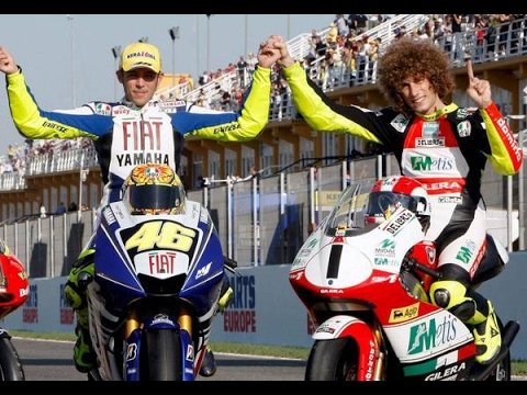 DJBambiShaker's tweet photo. Es difícil no admirar a #ElDoctor Valentino Rossi; pero desde que vi #HittingTheApex, es imposible no recordar con cariño especial a Marco Simoncelli ✝ #Sic. Pese al trágico accidente prevalece el recuerdo de una bella amistad. 💛 ❤️ Complimenti Dottore! @ValeYellow46 #MotoGP https://t.co/LPr51sMRMe