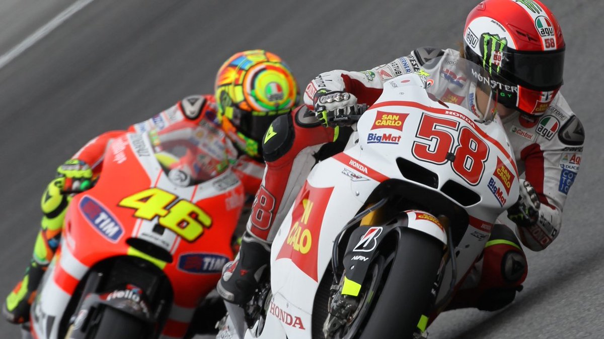 DJBambiShaker's tweet photo. Es difícil no admirar a #ElDoctor Valentino Rossi; pero desde que vi #HittingTheApex, es imposible no recordar con cariño especial a Marco Simoncelli ✝ #Sic. Pese al trágico accidente prevalece el recuerdo de una bella amistad. 💛 ❤️ Complimenti Dottore! @ValeYellow46 #MotoGP https://t.co/LPr51sMRMe