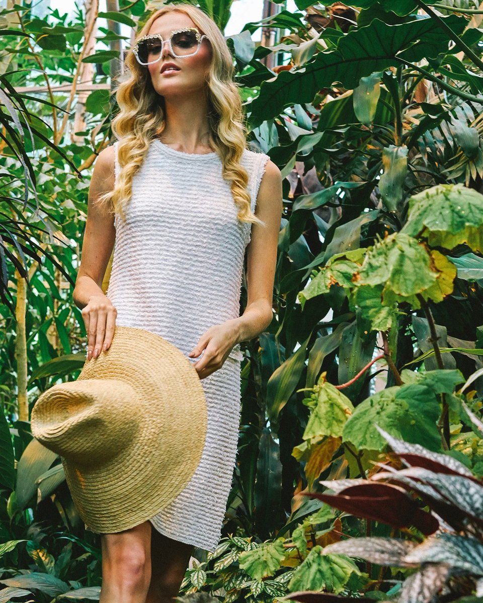 Feels already like a late summer day,...
What are your plans for the weekend?

#dailybeautyescape #soupconofwhimsy #enchantedgarden #rougebunnyrouge