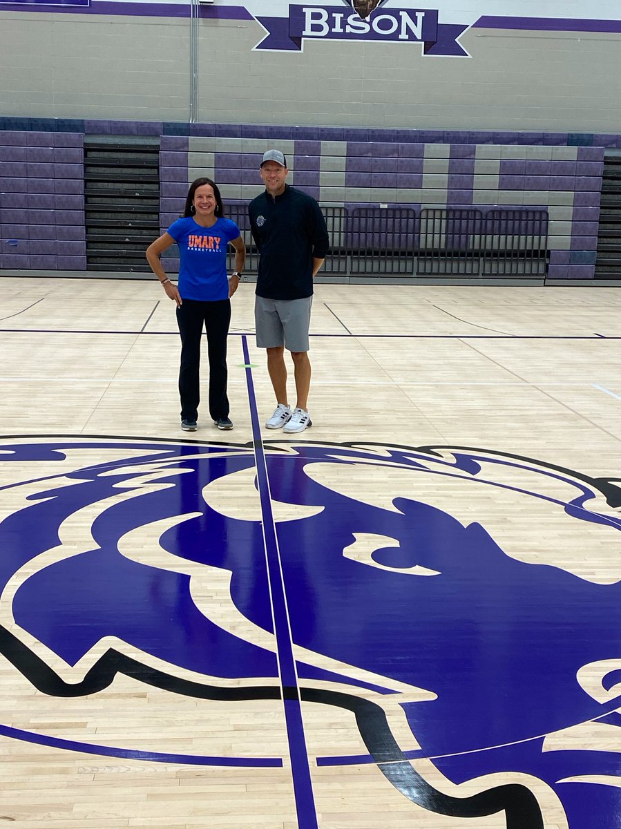CoachBAMetcalf's tweet photo. Honored to catch a sneak peek at the newly refurbished BUFFALO BISON Court with some VERY special Bison…WOW!!! Buffalo’s very own @GuidaNick6 for the W with this SWEET Court!!!@laurenfeddema @brookegunderso2 @JagerSorenson @JJAthletics https://t.co/mM5BHdLeiK