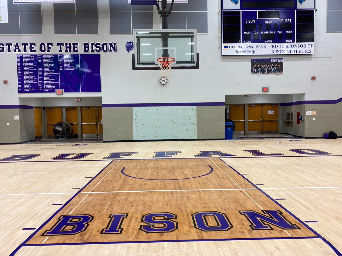 CoachBAMetcalf's tweet photo. Honored to catch a sneak peek at the newly refurbished BUFFALO BISON Court with some VERY special Bison…WOW!!! Buffalo’s very own @GuidaNick6 for the W with this SWEET Court!!!@laurenfeddema @brookegunderso2 @JagerSorenson @JJAthletics https://t.co/mM5BHdLeiK