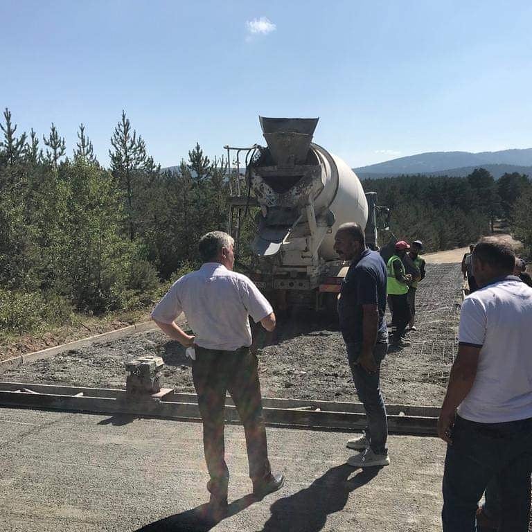 Ordu Büyükşehir Belediyesi Fen İşleri Daire Başkanımız Abdulkadir Hatipoğlu ve ekibiyle ilçemiz genelinde 4 noktada devam eden beton yol ve asfalt çalışmalarını yerinde inceleyerek;teknik ekiple istişarelerde bulunduk.

#KavaklıdereYukarıGökçeCelalArmutkoluMusuluBayraklıMaden