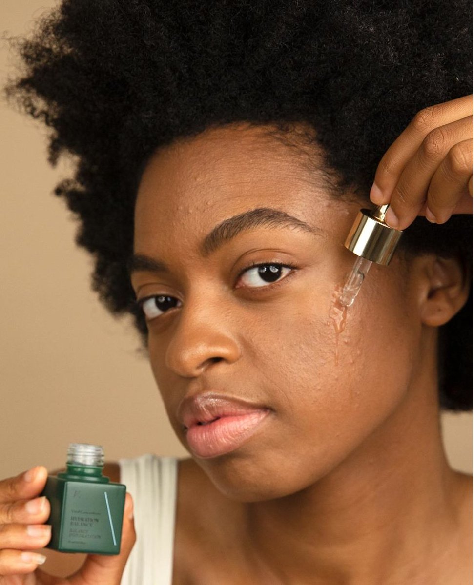 Packed with barrier-defending actives and 5% 4D hyaluronic acid, our Hydration Balance Vital Concentrate targets dryness caused by aging, stress, and hormonal changes. This light gel emulsion infuses dynamic moisture to each layer of the skin, leaving the face dewy and glowing.