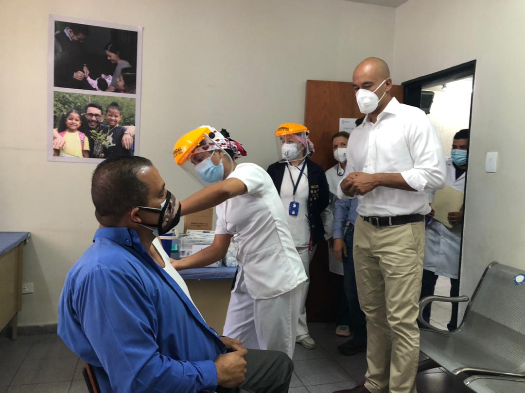 #GuarenasCeroCovid19 Más de 400.000 mil personas han sido Inmunizadas contra la #COVID19 en los 39 centros de vacunación del Edo. Miranda, habilitados por instrucciones del ejecutivo regional @HectoRodriguez en los 21 municipios de la entidad. #BolivarSoberano @luiscarPSUV