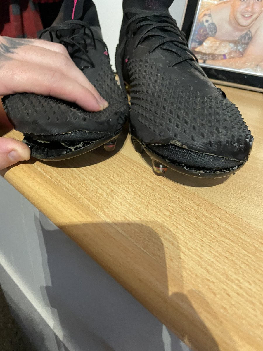 coxy529's tweet photo. @adidasUK £160 for these boots, used 7/8 times and they are in this state!! Always brought predators they’ve always lasted a minimum of 12months! Not sure whats happened with these? Quality is absolutely poor!! This shouldn’t be happening spending this amount of money!! https://t.co/4r1vIpBxbn