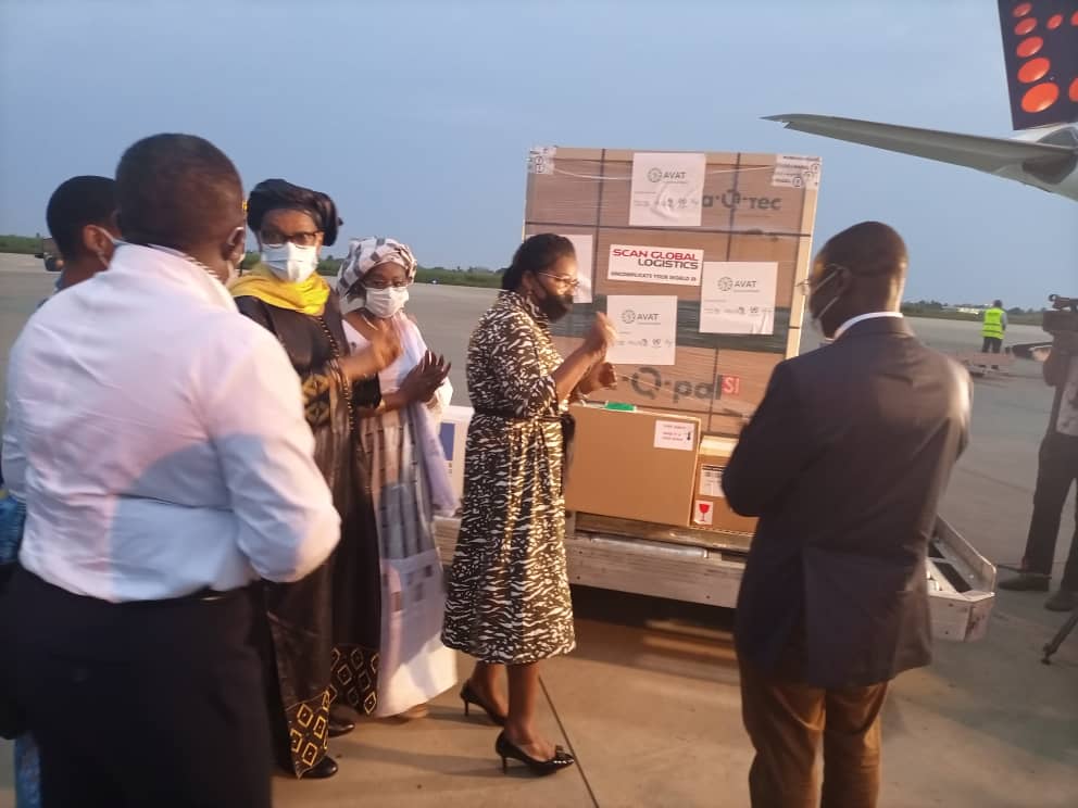 Mme le PM <a href="/DogbeVictoire/">Victoire Dogbe</a> vient de réceptionner le premier lot de vaccin Johnson and Johnson #johnsonandjohnson. Le Togo devient le 1er pays africain à recevoir les doses produites en Afrique dans le cadre de l'initiative #AVATT de l'UA et de ses partenaires .