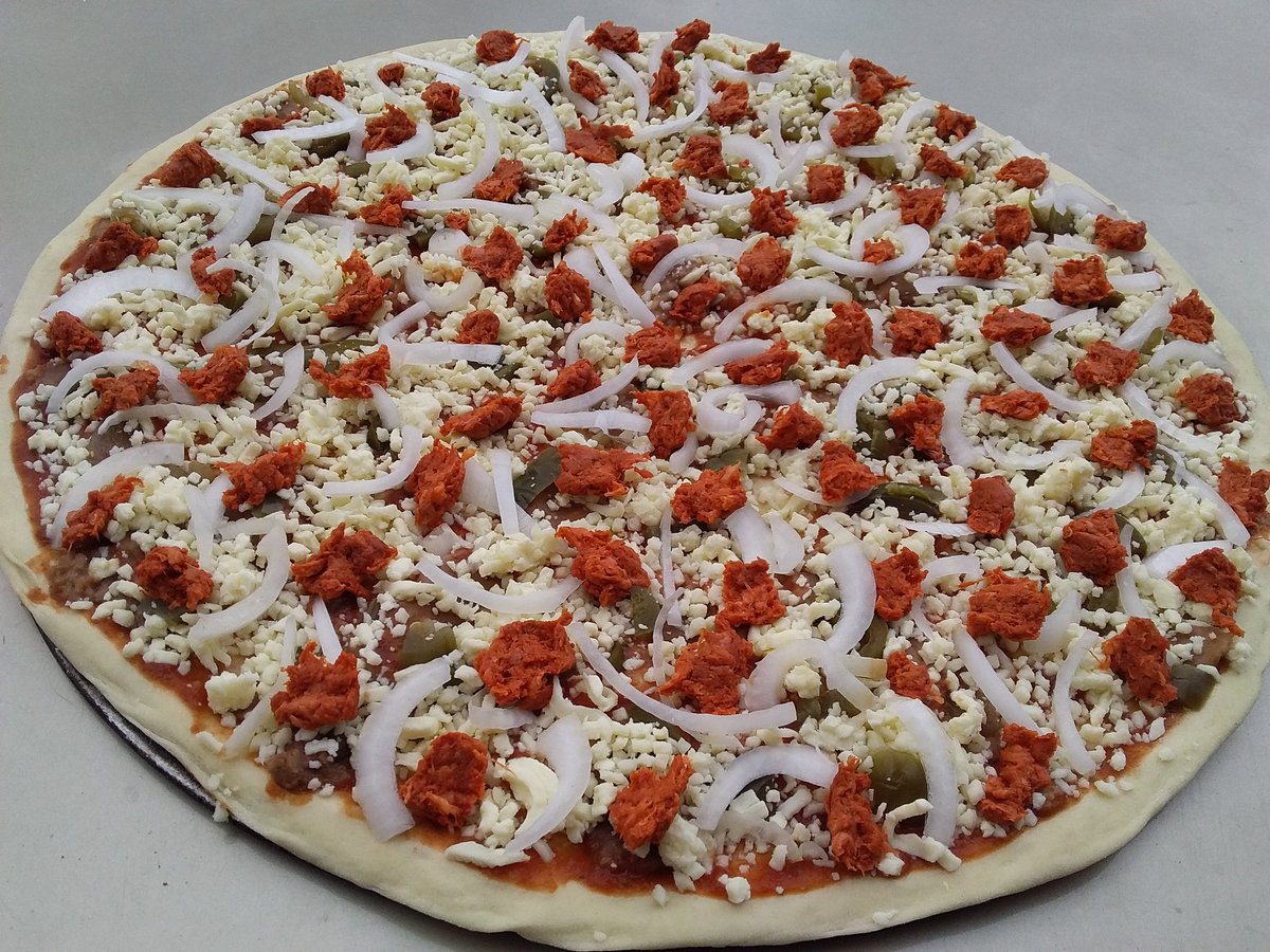 madeinpizza's tweet photo. Ya estamos preparando tus deliciosas #Pizzas como esta que es de las más SABROSAS y de las menos conocidas, es la #Ranchera que lleva #Frijoles, #Chorizo, #Jalapeño, #Cebolla y Extra #Queso.
Desde $144°° la grande ó $199°°
#Pizza', solo en #MadeinPizza. Tel. 3336346152 https://t.co/tYesM7FQcY
