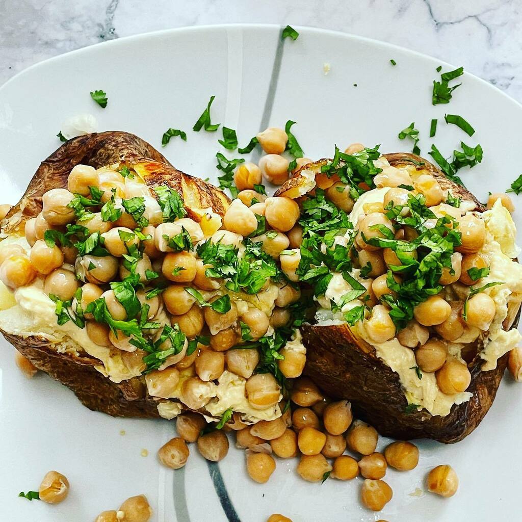 foodofevery's tweet photo. Baked jacket potatoes 🥔 with hummus, chickpeas, chopped Coriander 🌿 and drizzle of olive 🫒 oil you couldn’t get any more simpler than that. #bakedpotato #bakedpotatoes #hummus #hummuslove #potato #hummusaddict #chickpeas #chickpea #choriander #jacket… https://t.co/72z9TzfoPs https://t.co/Df7hYrISeR