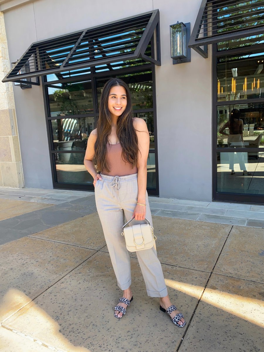stitchfix's tweet photo. Dressing up athleisure? All you need is summer’s best sandals and a structured purse like #StitchFixStylist Alexandria https://t.co/xPnUTwOvgF
