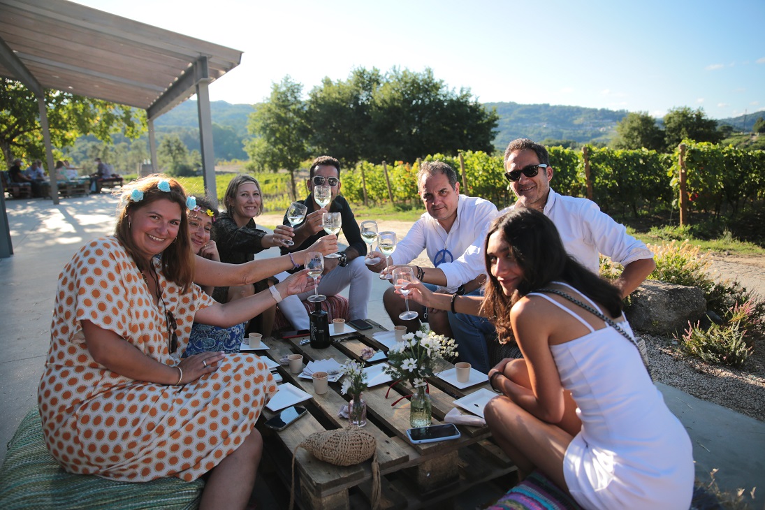 ¿Se puede combinar música, vino y gastronomía?
¡En Cuñas Davia lo conseguimos!
¿Te montamos una fiesta como esta?
#conciertos #maridajes #degustaciones #eventos #cumpleaños #bodas #celebraciones