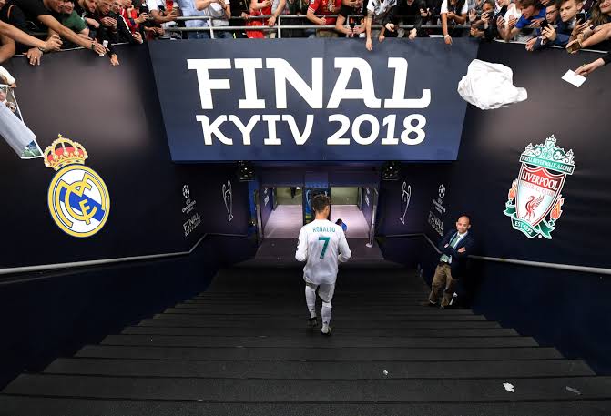 sam_7_potter's tweet photo. Ronaldo est parti quand le Réal Madrid était au Top, tandis que Messi fuit du navire alors que son équipe est endettée de 1 milliard.

Je sais qui est le G. O. A. T https://t.co/PpKqJOvfQ3