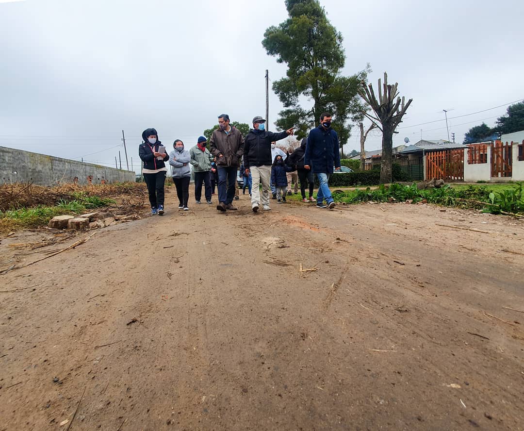 ArielArchanco's tweet photo. Estuvimos en el barrio Malvinas de #Romero, conversando con vecinos y vecinas sobre los inconvenientes que afectan su vida cotidiana. Debemos ser un vehículo para canalizar cada una de sus problemáticas y en conjunto buscar las mejores soluciones 💙 https://t.co/qaBSFHmgxX