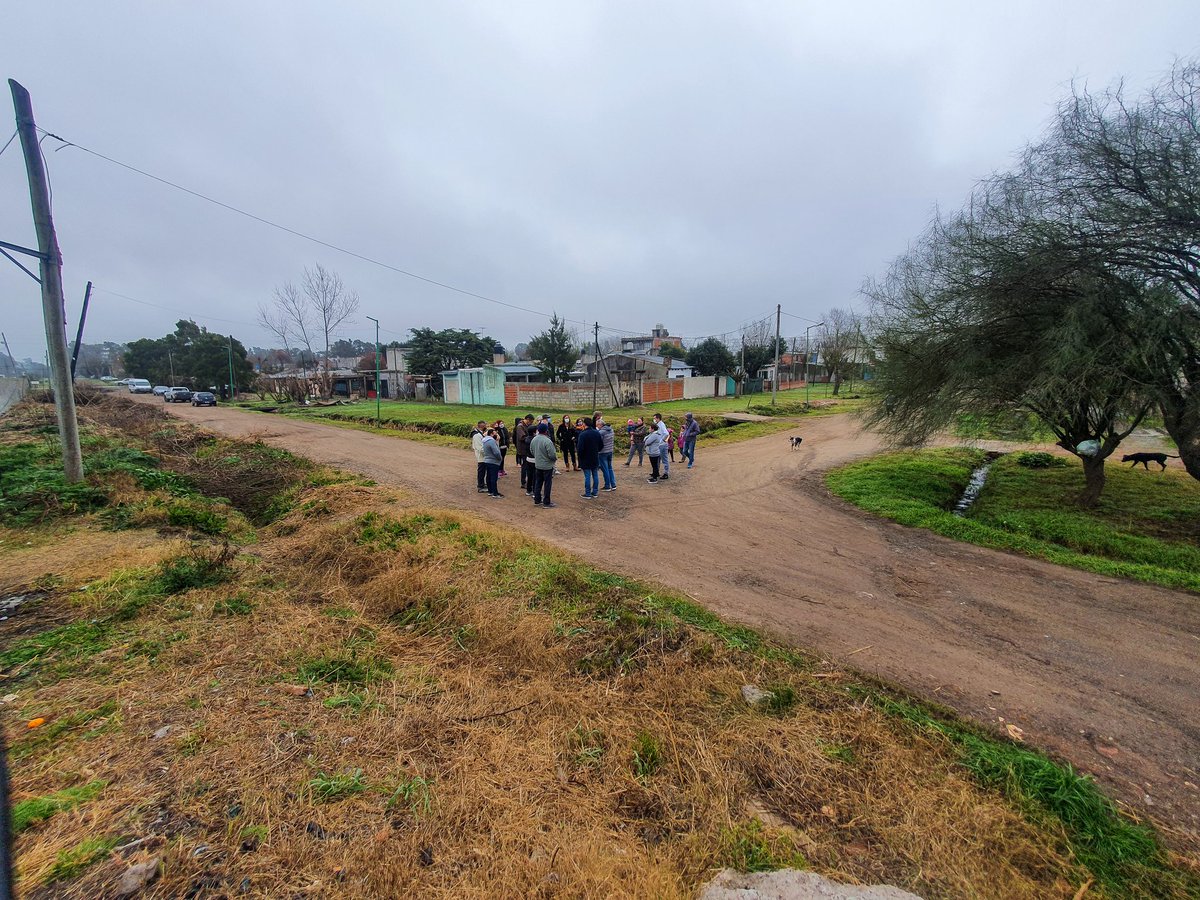 ArielArchanco's tweet photo. Estuvimos en el barrio Malvinas de #Romero, conversando con vecinos y vecinas sobre los inconvenientes que afectan su vida cotidiana. Debemos ser un vehículo para canalizar cada una de sus problemáticas y en conjunto buscar las mejores soluciones 💙 https://t.co/qaBSFHmgxX