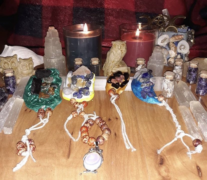 Handmade Elements Art ❤ Earth, Air, Fire, Water, Spirit

Earth Black Tourmaline,Tigers Eye, Green Moss Agate

Air Lapis lazuli Yellow Agate Pink Himilayan Salt, Moonstone 

Fire: Black Obsidian Carnelian 

Water Lapis lazuli,Amethyst,  Rose Quartz

Spirit: Beads &amp; Owl Moonstone