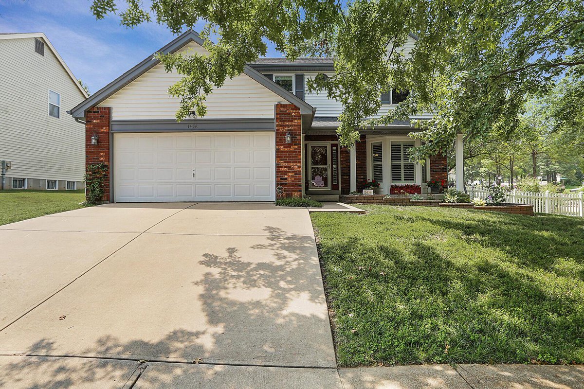 AmyPru's tweet photo. Do you know someone looking for a great #property in #Fenton?   #realestate https://t.co/TRoVeOcRQB https://t.co/EaZnTd0Lno