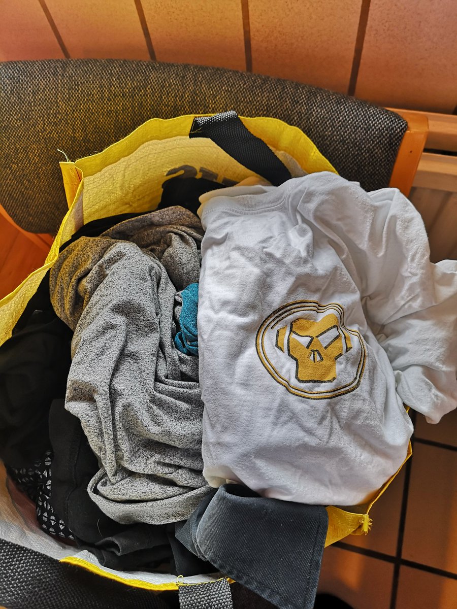 Kæru vinir. Er Reifbolurinn orðinn of lítill? Fataskápurinn að springa?
Á Vogi vantar alltaf :
-Boli
-Joggingbuxur
-Sokka
-Nærföt
-Inniskó
-Léttar peysur eða skyrtur
Þú getur:
1. Skutlað þessu í móttökuna á Vogi Stórhöfða 45.
2. Sent mér skilaboð og ég kem og sæki.
🙂❤️