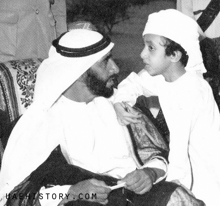 صورة للشيخ زايد بن سلطان وهوو يصغي لولده الشيخ عبدالله بن زايد في طفولته
buff.ly/3xpeVHB