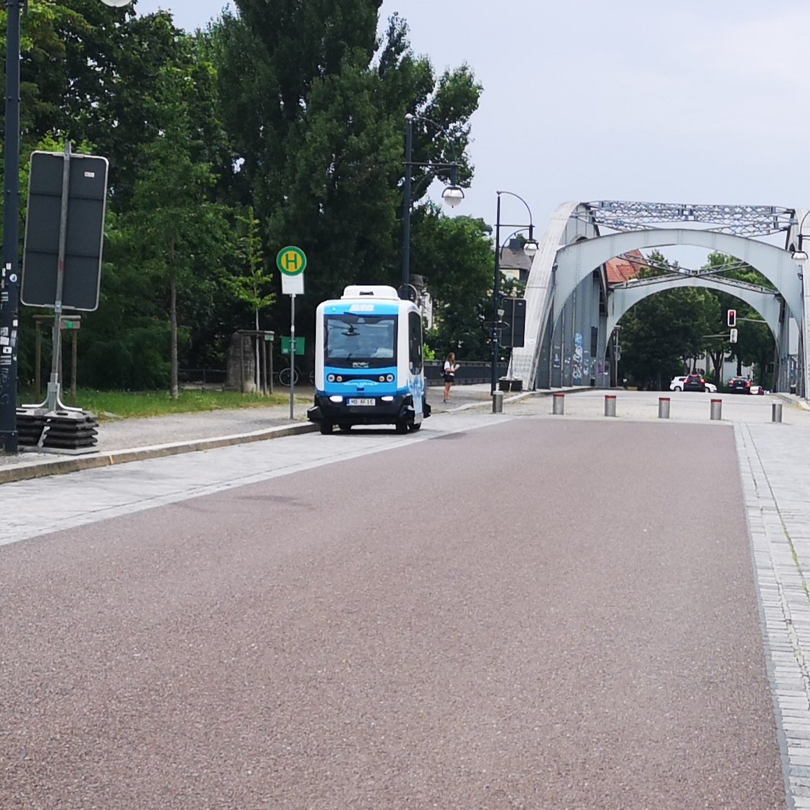 EinRobert1's tweet photo. Mir ist da heute etwas auf der #Sternbrücke begegnet. Bissel unbeholfen und mit warnblinknstehend. Aber es lernt ja noch 😃
@OVGUpresse @Ottostadt #autonomerBus https://t.co/BX2DZnTaXk