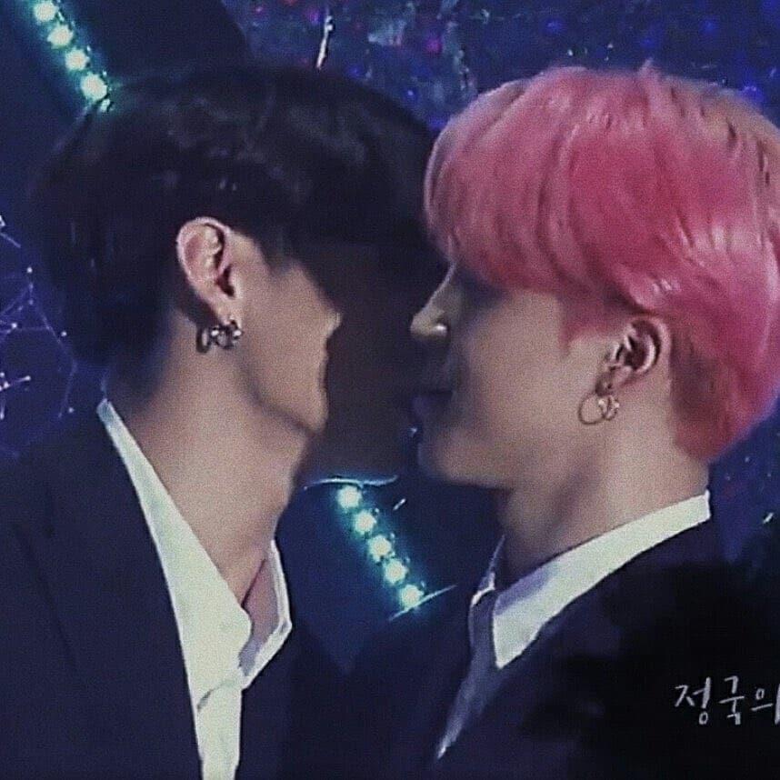 KikyArmy4's tweet photo. Mano do ceú,nao vejo nada demais👀melhores amigos e irmaos fazem isso o tempo todo🤡mas agora que o jimin fez isso no jk 😑nossa jikook assumindo😳.Ahh pela amor de deus😩 vcs nao sabem o que é Amor,Carinho,Admiraçao e Afeto NÃO 😥..ENTAO COMEÇEM A APRENDER...😑😡 https://t.co/FA4qySk63X