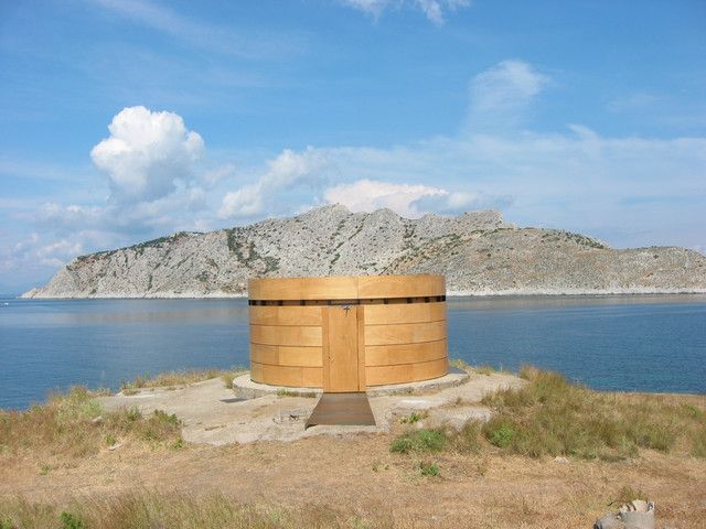 RealPreCinema's tweet photo. GIANT CAMERA OBSCURAS AROUND THE WORLD
The #CameraObscura at Aegina, #Greece is a cylindric-shaped #camera near the village of #Perdika on Greece's southern coast. Providing a #panoramic view, it has 12 openings in all hemispherical directions split up in 12 individual images. https://t.co/LFoV75iHFr