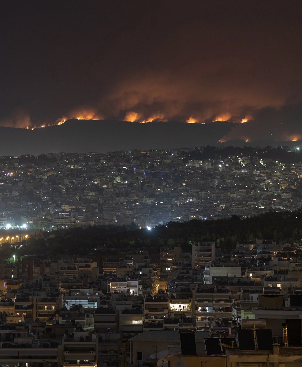 pikralida1's tweet photo. Μακάρι να γίνει ένα θαύμα Θεε μου να βρέξει να ανοίξουν οι ουρανοί να γίνει κάτι να σωθεί ότι απέμεινε. Σώσε Θεε μου τις ψυχές ανθρώπινες και μη #Πυρκαγια https://t.co/rSzwXWDpkP