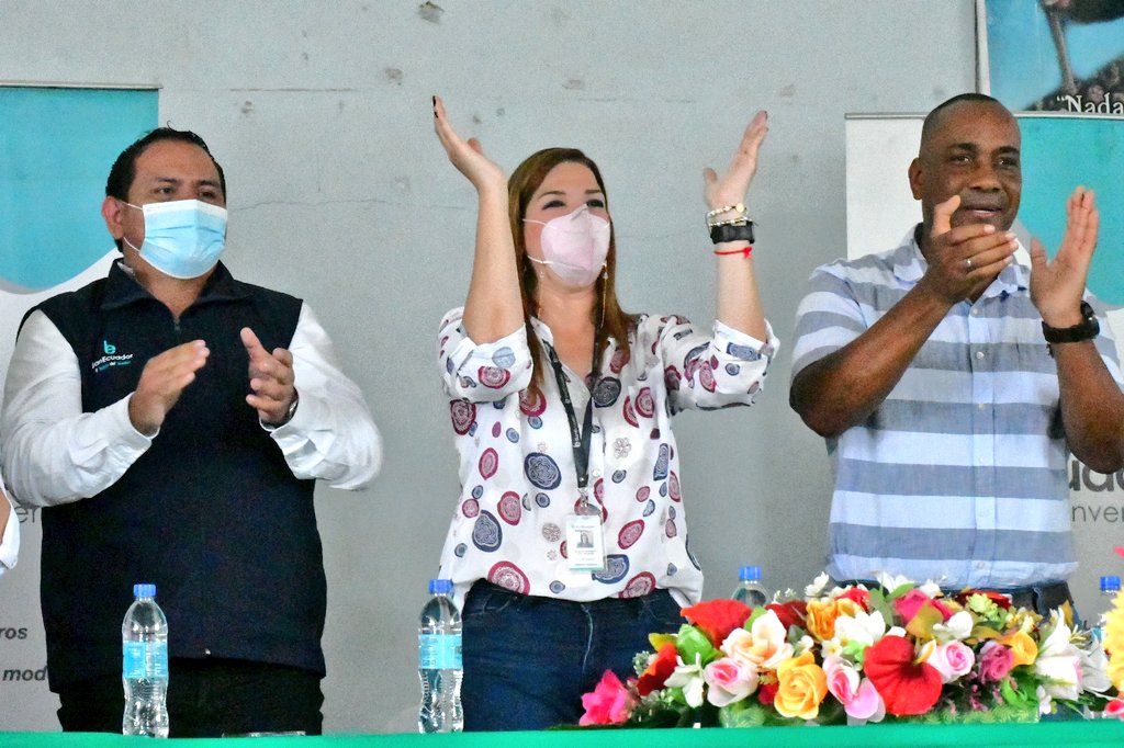 BanEcuadorBP's tweet photo. 📍Eloy Alfaro l Al ritmo de la tradicional marimba, la comunidad de #Borbón recibe en forma calurosa a @LupeVelascoW1, quien a nombre de 🏦 BanEcuador visita a productores agropecuarios para garantizarles créditos que ayuden a fomentar la economía familiar campesina de la zona 🧑‍🌾 https://t.co/fu4Qt8fkHK