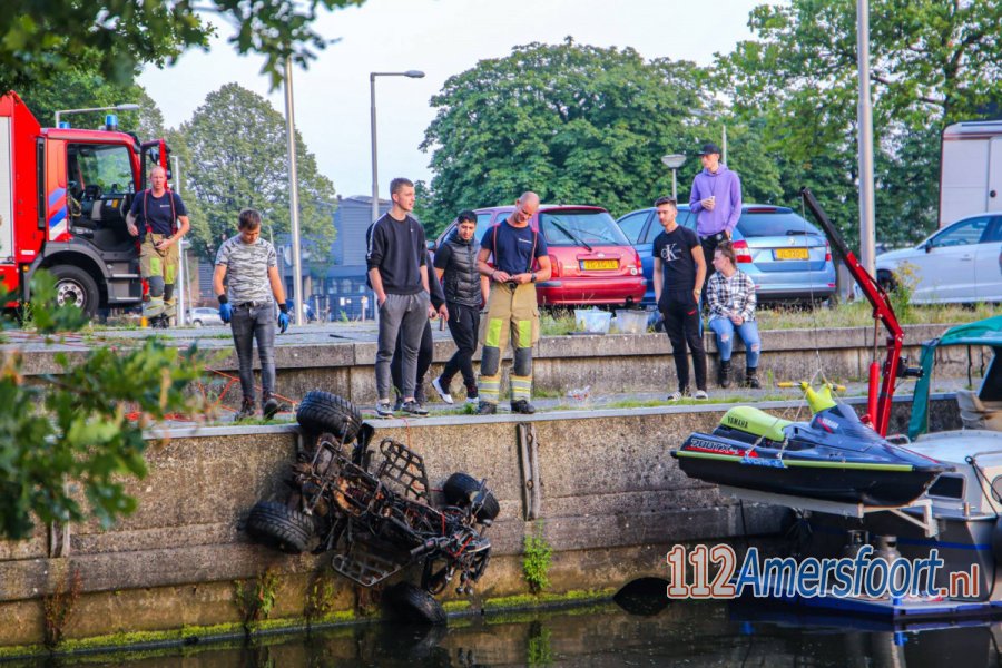 Magneetvissers vinden scooter en quad in water #Amersfoort. 112Amersfoort.