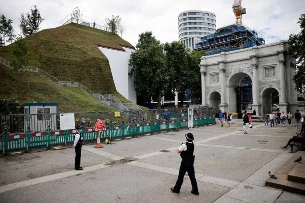 S#!T Hill - Mouldy Mound - Slag Heap🤔   NO 
This is #MarbleArchMound the £2 MILLION tourist attraction that was meant to encourage people back to #London 
Oh and they were charging you £6.50 to climb it😖

Visit London and climb the SH!T HEAP 🤣