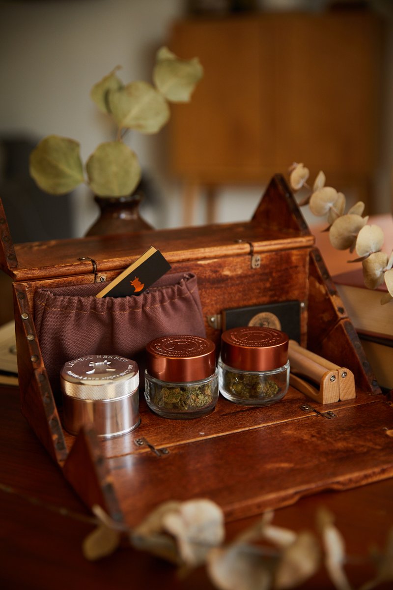 LowellFarms's tweet photo. The Ultimate Rolling Kit is BACK IN STOCK. This extremely limited bundle contains everything you'll need to enjoy a proper #Lowellsesh. Grab one before they're all gone!

Available only on #LowellDirect: https://t.co/QjKVxIlZLb https://t.co/6D4Je4FVrJ