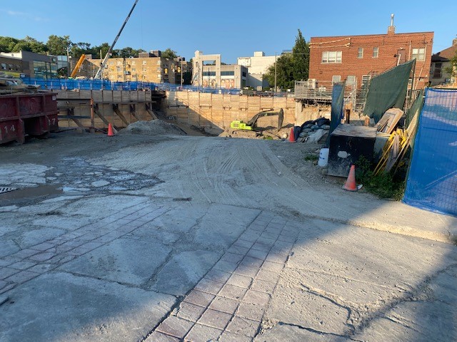 CedarvaleGroup's tweet photo. Kinda scary: @CentreCourt just told us that Metrolinx controls the site and is responsible for safety.  And Metrolinx told us that @CentreCourt controls the site and is responsible for safety.  And then @CentreCourt told us ...  @JohnTory Help!! https://t.co/jPhzN4WhlY