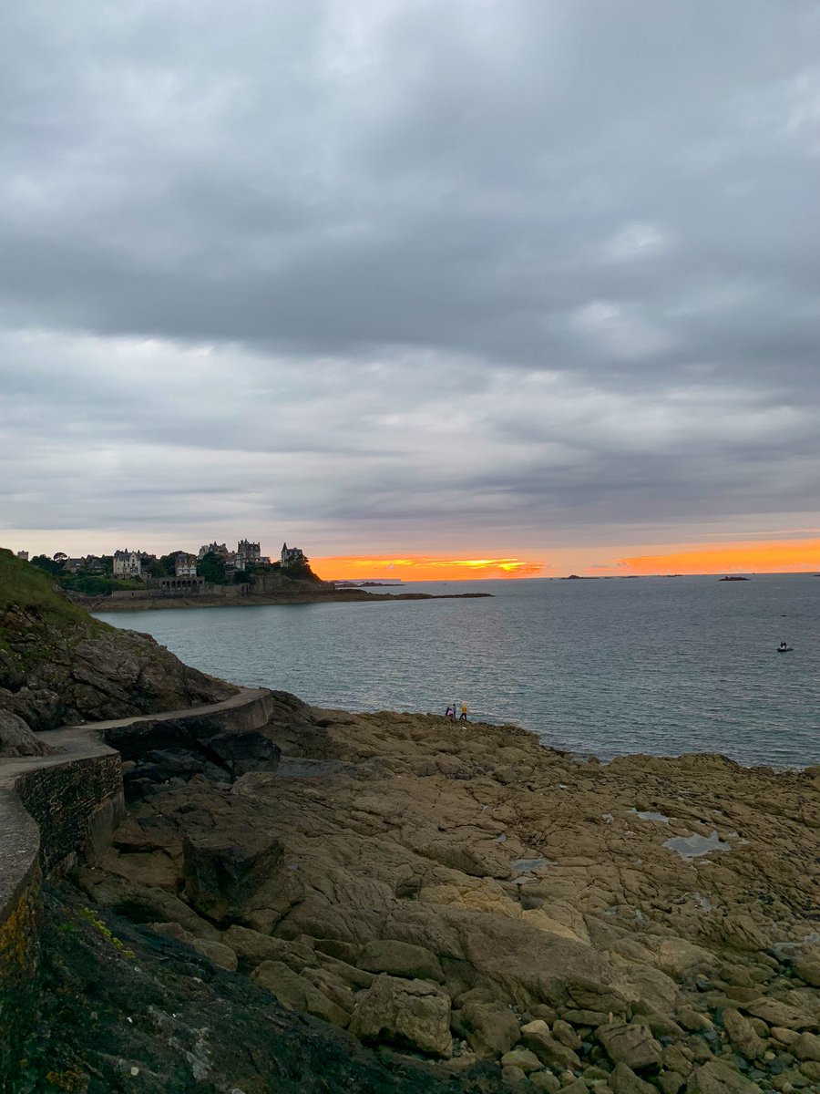 Clere3022's tweet photo. La promenade au Clair de la Lune de #Dinard c’est #LePlusBeauSentier @MerGouv https://t.co/khyR37CHvb