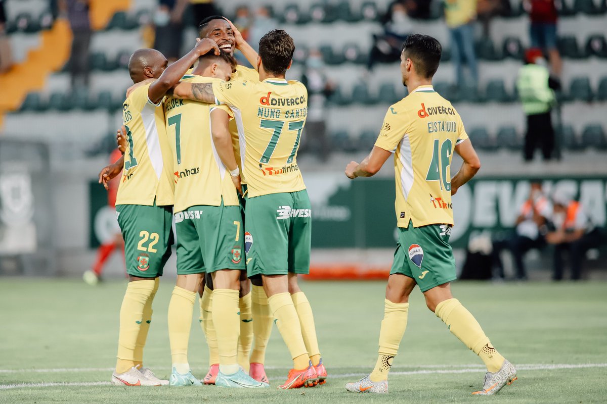 fcpf's tweet photo. Termina com sorrisos uma noite que fica na 𝙝𝙞𝙨𝙩𝙤́𝙧𝙞𝙖. 💛
Temos ainda uma segunda mão para disputar e vamos juntos!
#DefendeOAmarelo #UECL #FCPFLFC https://t.co/aGVnVWn2Jk