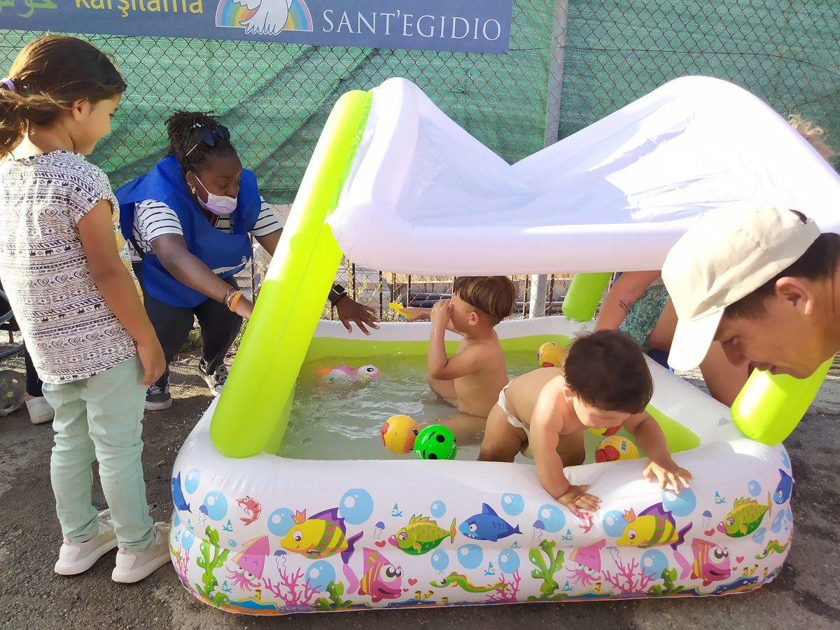jovenesxla_paz's tweet image. ¡Se inaugura el parque infantil en las carpas rojas de @santegidio_ES ! Un espacio de amistad y diversión para los más pequeños del campo de Moría 2 en la isla de Lesbos. 
#santegidiosummer
@YouthxPeace @santegidionews