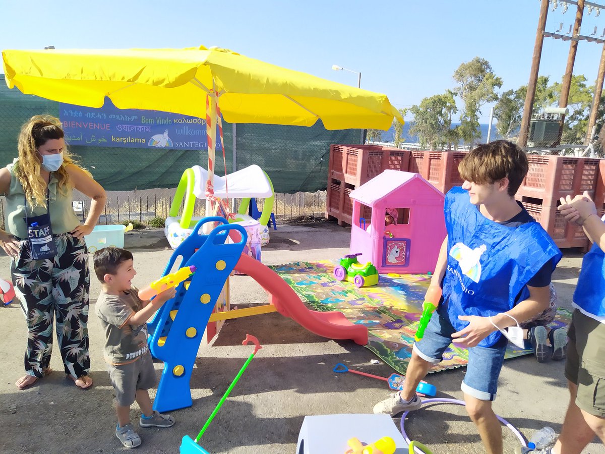 jovenesxla_paz's tweet image. ¡Se inaugura el parque infantil en las carpas rojas de @santegidio_ES ! Un espacio de amistad y diversión para los más pequeños del campo de Moría 2 en la isla de Lesbos. 
#santegidiosummer
@YouthxPeace @santegidionews