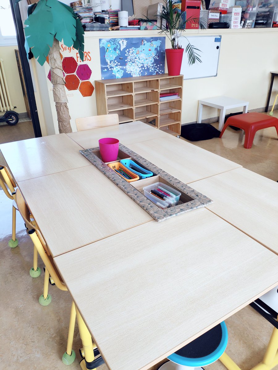 Un p'tit coup de neuf pour mon rangement de table 👌 Il est fait en carton et avec des couvercles de ramette de papier. Tuto dispo par ici : tablettesetpirouettes.com/diy-le-rangeme…