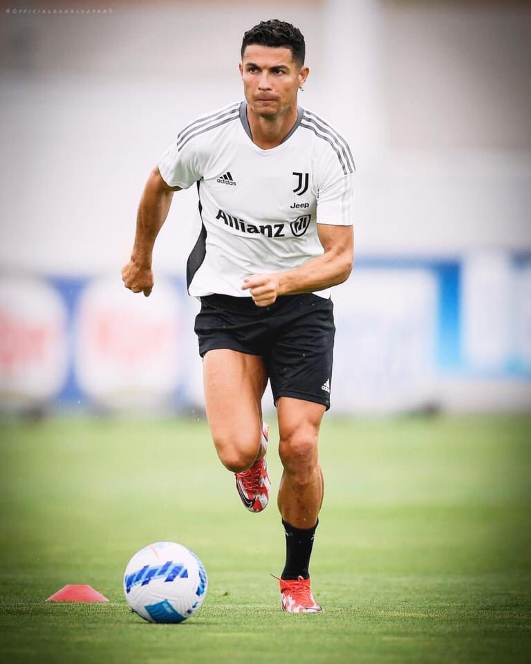 ChakantuksaaCom's tweet photo. World Best as at now it’s stands @Cristiano @ChakantuksaaCom @KafuiDey @TheRonaldoTeam https://t.co/3D7NjgEAx2