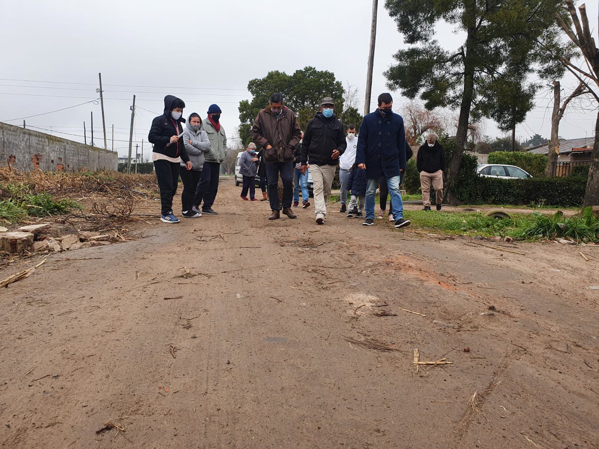 YaninaLamberti's tweet photo. Estuvimos recorriendo con @ArielArchanco, @soyananegrete, @VanderCristian y #AlbertoRamirez en el barrio Malvinas de Romero. Lamentablemente otro ejemplo de un barrio olvidado por la gestión municipal con falta de mantenimiento de calles, zanjeo, obra hídrica y luminarias https://t.co/KWXV0P4qD8