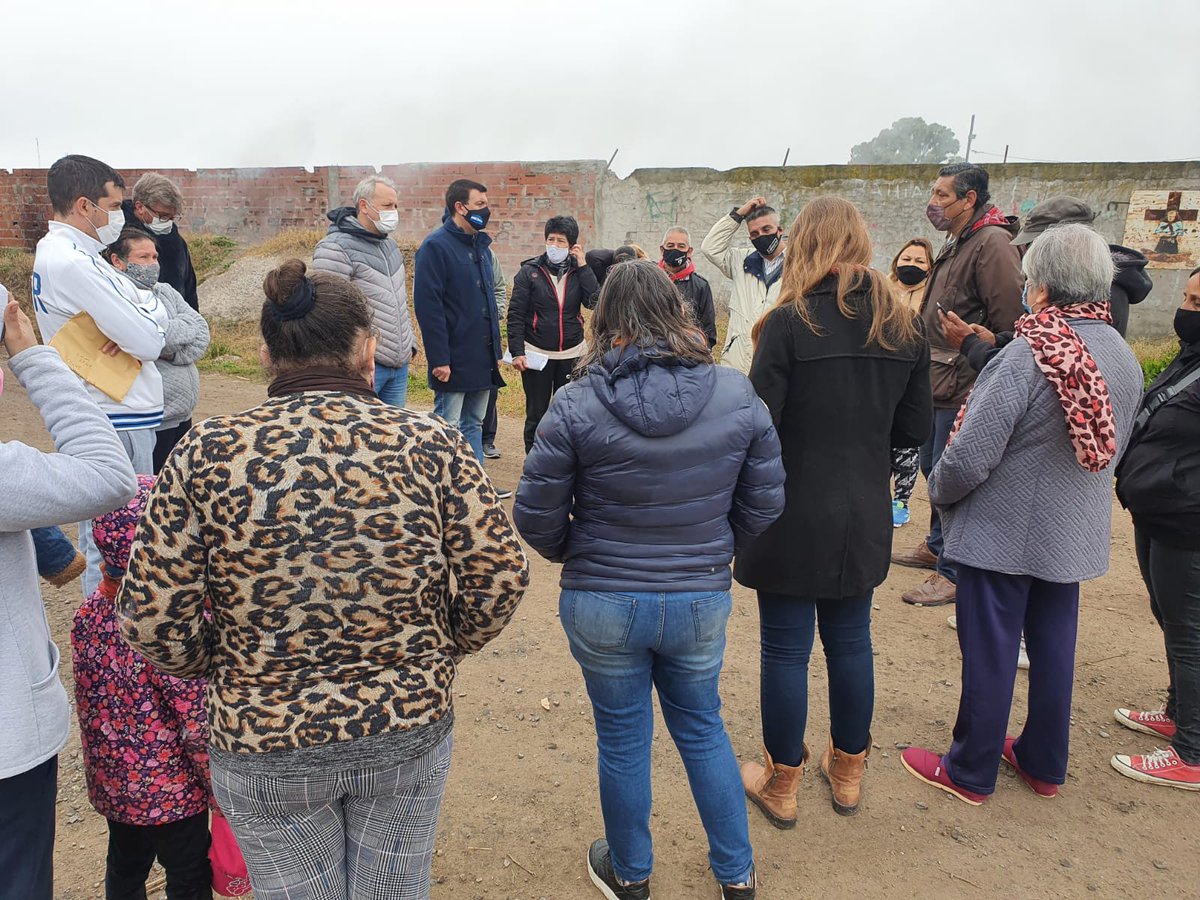 YaninaLamberti's tweet photo. Estuvimos recorriendo con @ArielArchanco, @soyananegrete, @VanderCristian y #AlbertoRamirez en el barrio Malvinas de Romero. Lamentablemente otro ejemplo de un barrio olvidado por la gestión municipal con falta de mantenimiento de calles, zanjeo, obra hídrica y luminarias https://t.co/KWXV0P4qD8
