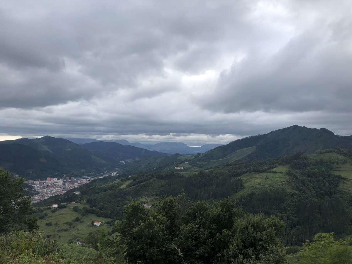 ToniBarreraEsco's tweet image. Front fred atansant-se aquest capvespre cap a #Eibar #Guipúscoa #PaísBasc. Fotos des de la Creu d’Arrate (19:15-19:25h) i anàlisi en sup. @DWD 05AGO 12Z.

Frente frío acercándose esta tarde a #Eibar #Gipuzkoa #Euskadi.
Fotos desde la Cruz de Arrate y análisis en sup. 05AGO 12Z👇🏻